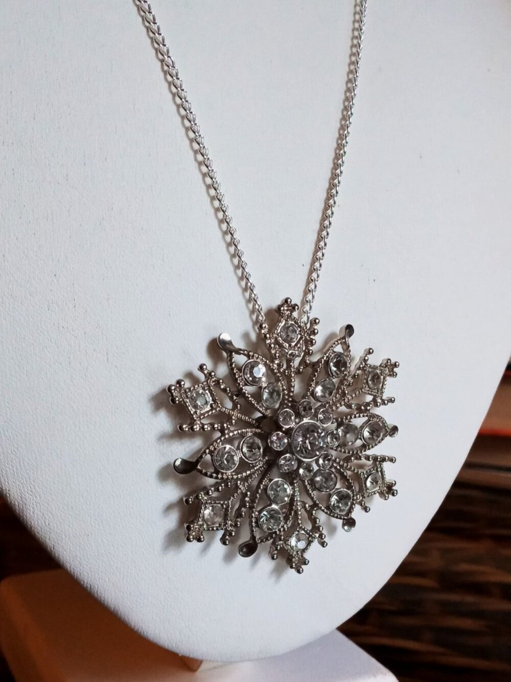 💎❄️Upcycled Icy Elegance: Statement Snowflake Crystal Pendant Necklace❄️💎 - Picture 13 of 16